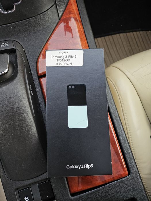 Samsung Galaxy Z Flip5, cu 8GB RAM și 512GB spațiu memorie
