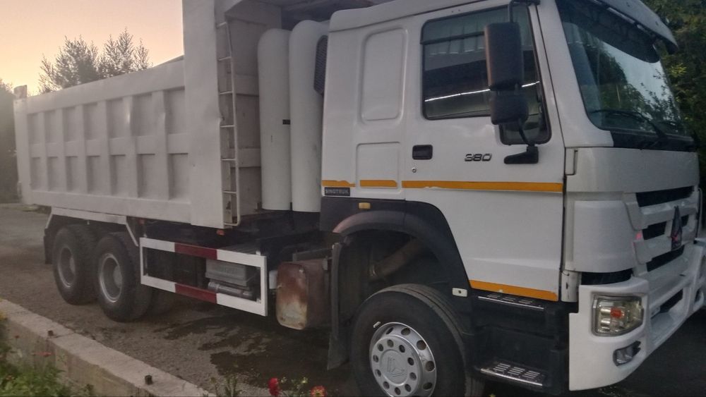 Sinotruk Howo samosval sotiladi 2013 yil