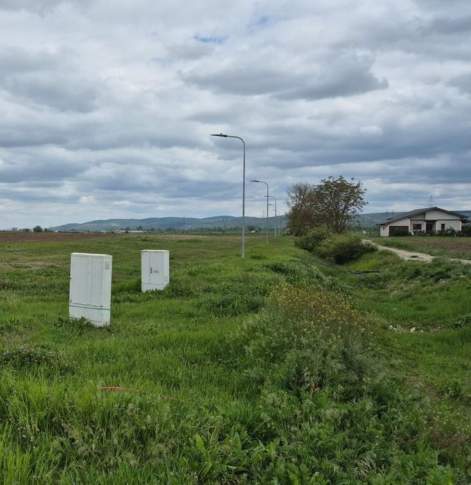 Proprietar, vând teren intravilan, parcelă pătrată, 800m2