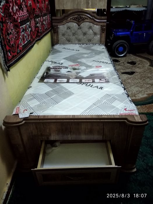 Односпальная кровать.