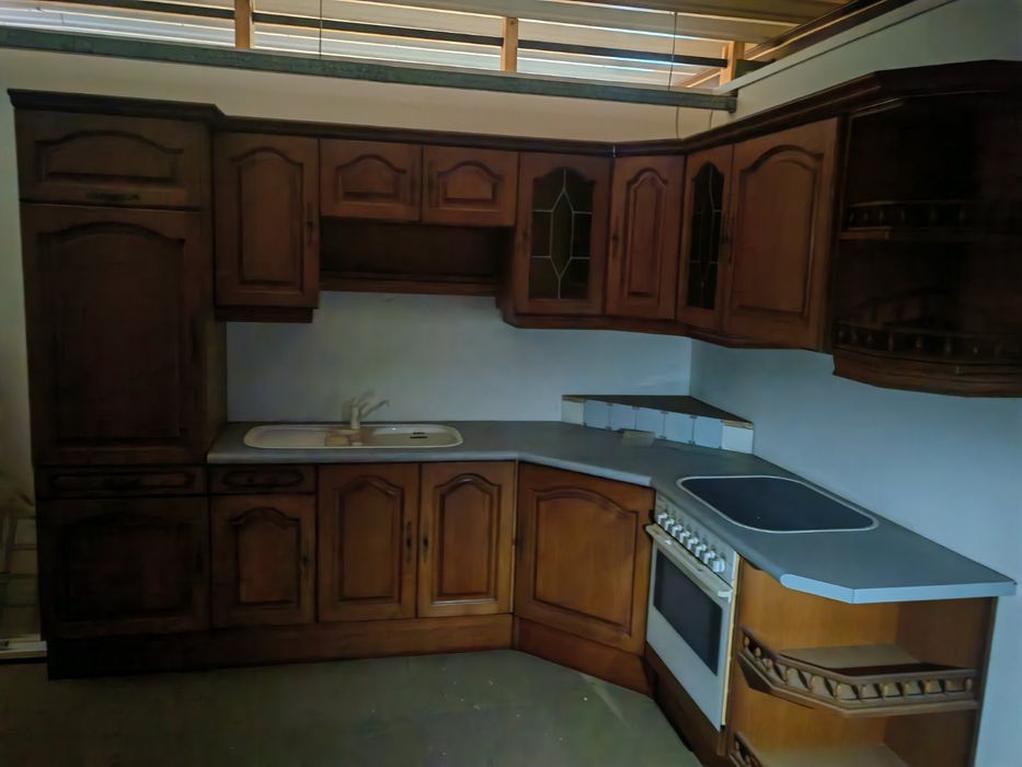 Чисто нова ъглова дъбова кухня с уреди