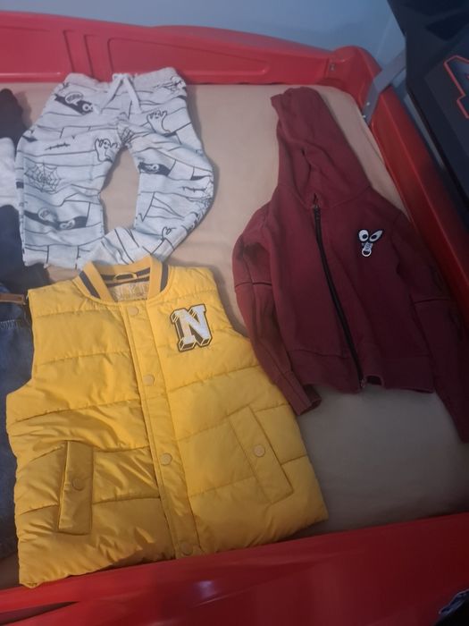 Lot hăinuțe mărime 104 cadou o pereche adidași nr 28