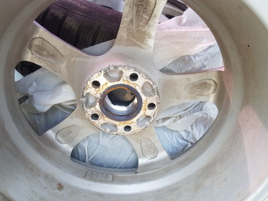 Продавам джанти със зимни гуми 225/65/17 Continental за Тойота Рав 4