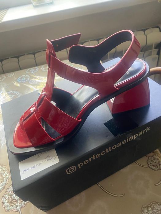 Продам босоножки