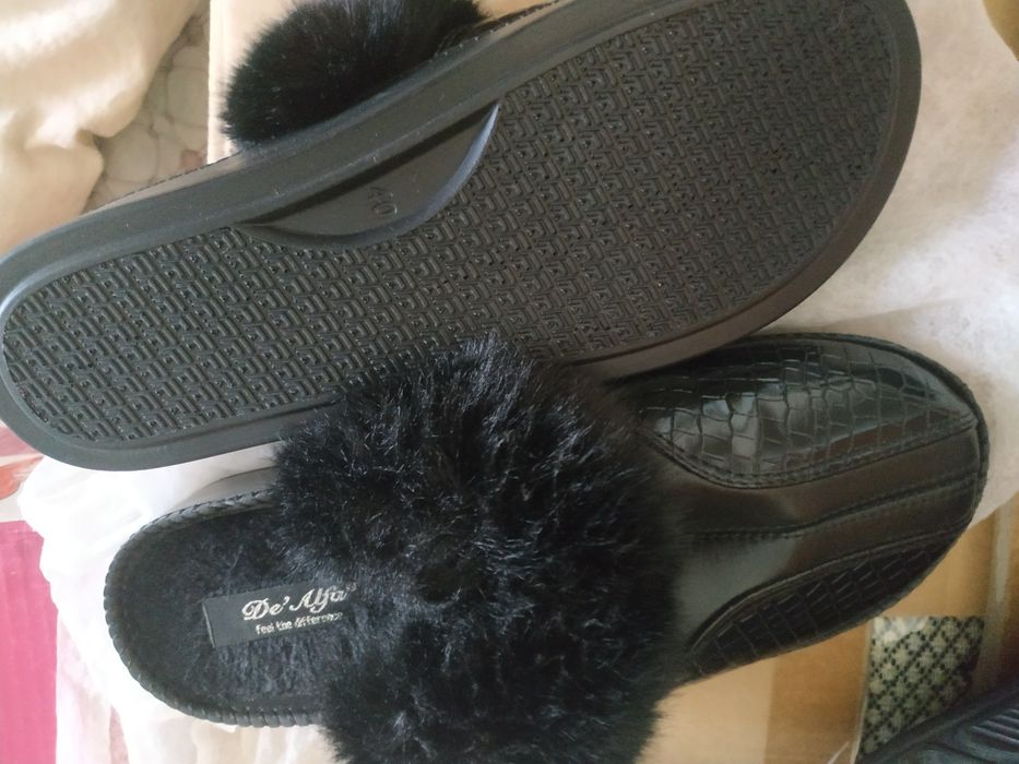 Янги, қора мехли оёқ кийимлар.