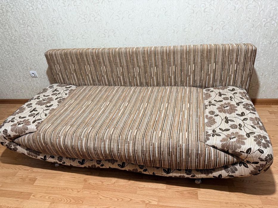 Диван - кровать с подушками