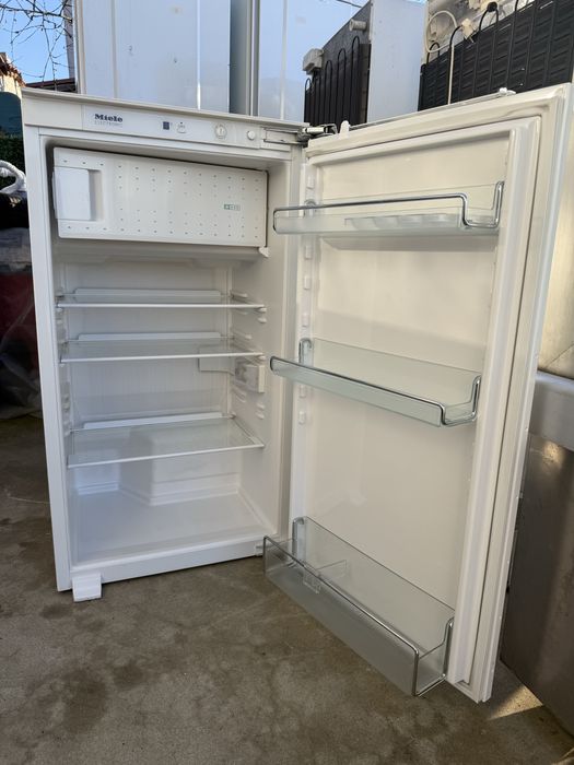 Малък хладилник Миеле за вграждане с камера 102см