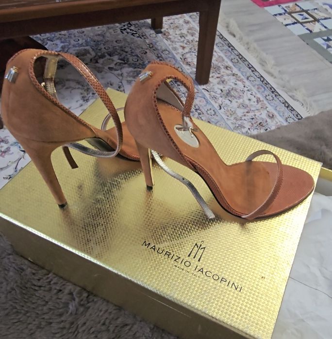 Босоножки новые продам