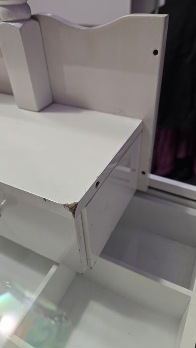 Vând masă de toaletă / machiaj albă cu oglindă ovală și sertare multiple