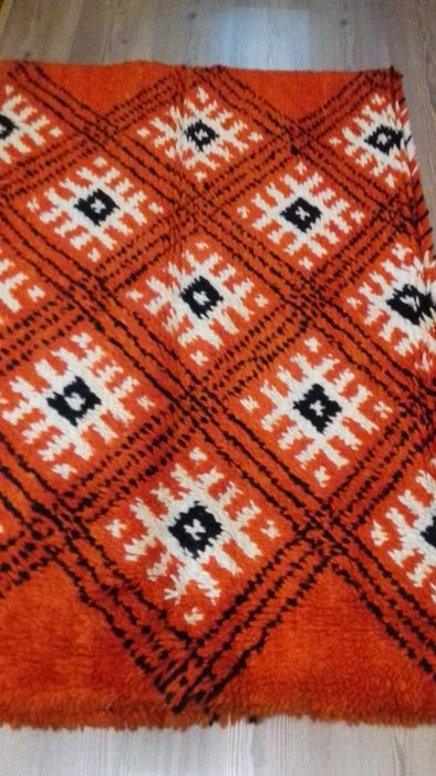 Продавам нов котленски килим 100 % вълна