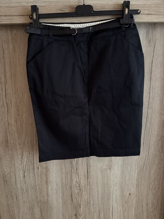 Подарявам Ново дамска пола на марката MANGO размер XS