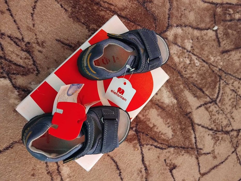 Чисто нови детски сандали