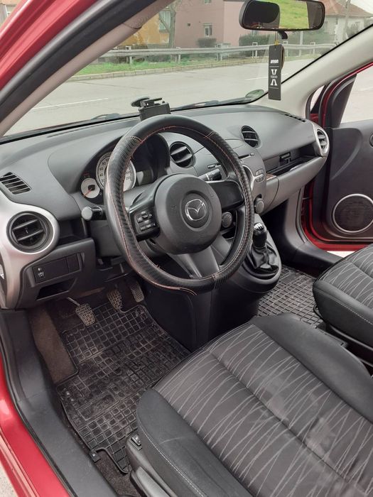 Лек автомобил Мазда2