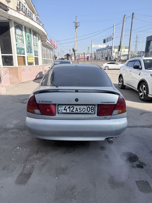 Mitsubishi Carisma седан