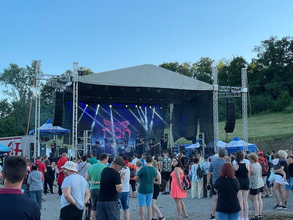 inchiriez scena, echipament sunet si lumini, ecran pe led