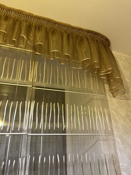 Ролл шторы и ламбрекен для кухни