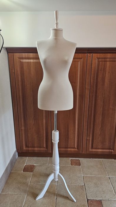 Bust bej Dama cu picior trepied din lemn Alb