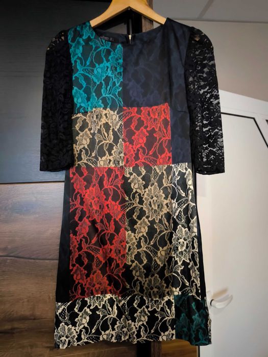 Рокля с дантелени ръкави