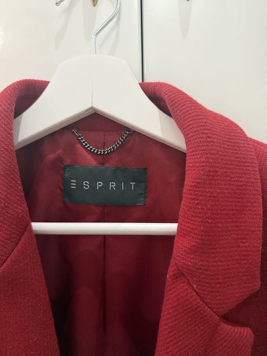 Късо червено палто.