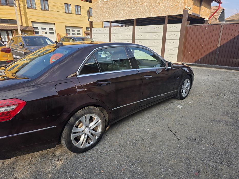 Vând Mercedes E250