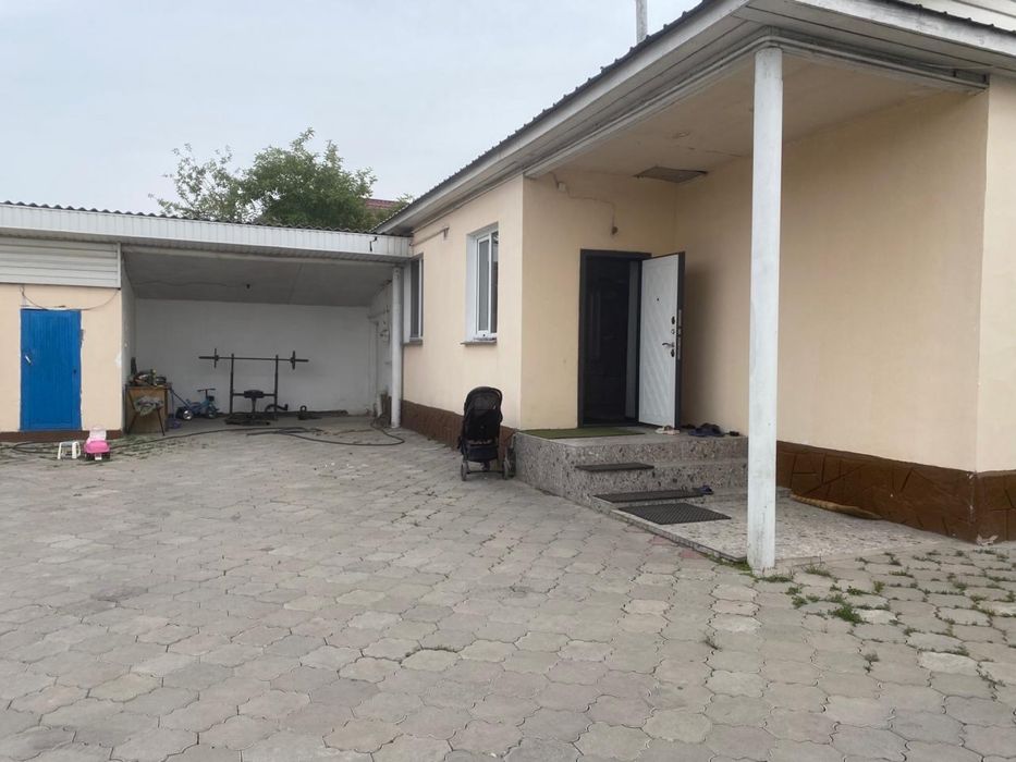 Дом с магазином в Бурундае