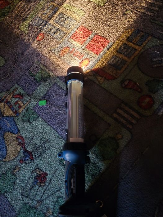 Vând lanterna makita