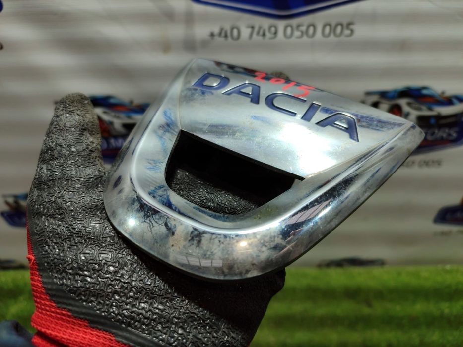 EMBLEMA / LOGO FATA DACIA DUSTER 1.5 DIESEL 2015 / SUV 5 USI COD OEM 628900520R / 2013-2017