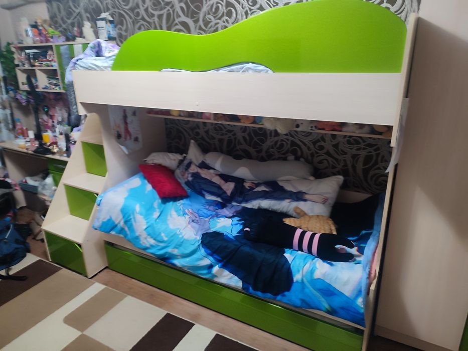 Детская трехярусная кровать