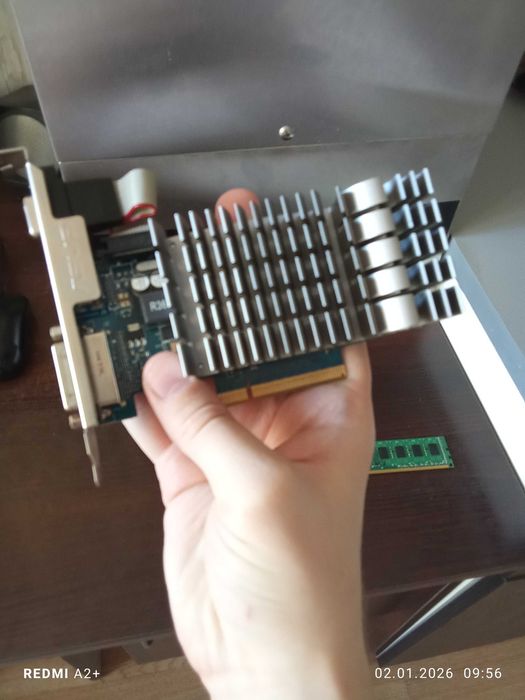 Продам видеокарту и ОЗУ срочно .