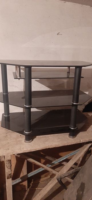 Подставка и телевизор.