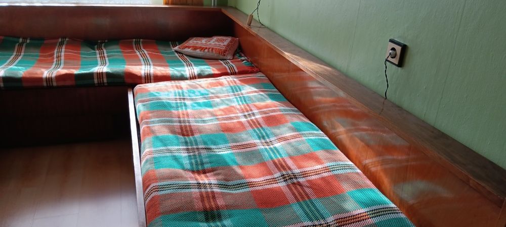 Ъглови дървени легла