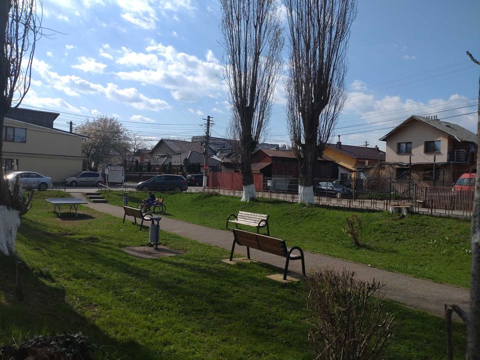 Vand casă individuală cu două locuințe separate si curte, ideală pentru două generații