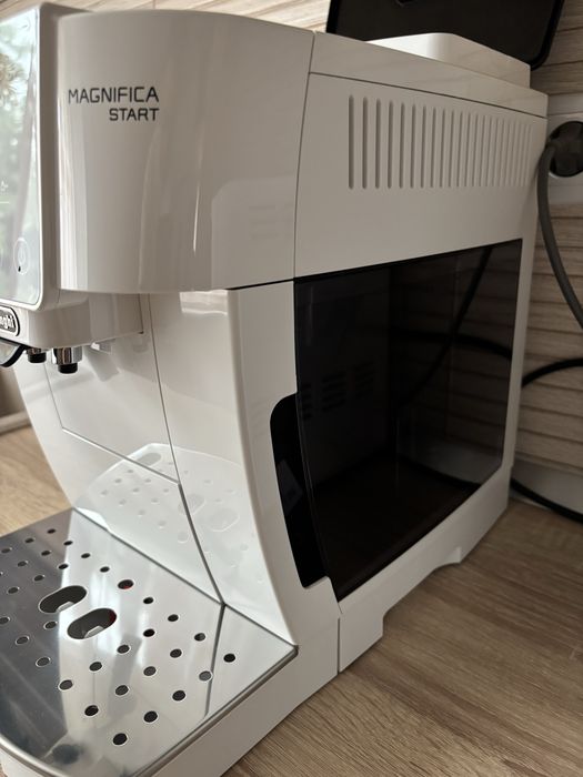Vand aparat cafea Espressor DeLonghi Magnifica Start nou