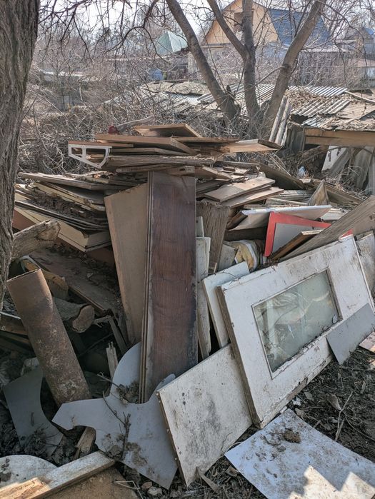 Куча дерева, остатков мебели