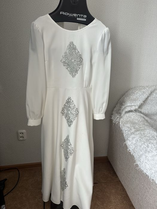 Платье белое с орнаментами