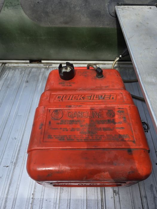 Лодка с мотором Quiksilver