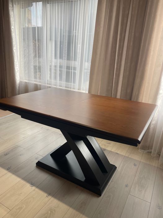 Продавам трапезна маса