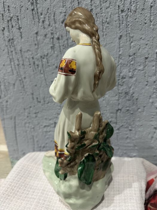 Продам фарфоровую статуэтку