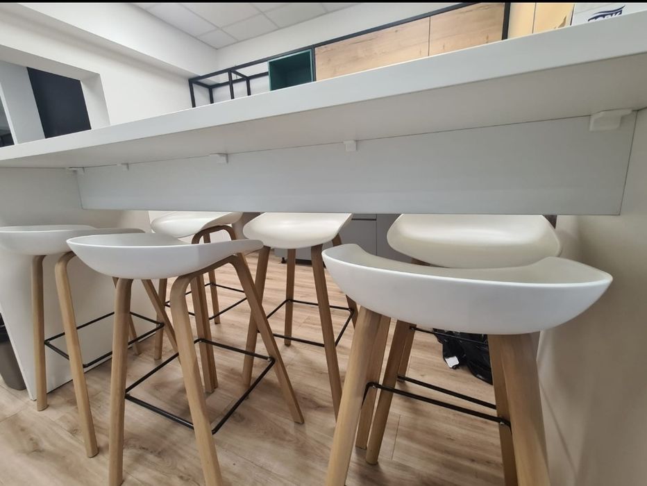 Scaune tip bar și masa