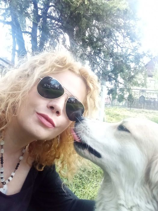 Petsitter dedicat, mare iubitoare de câini și pisici, cu 20 de ani de experiență asigur îngrijire și hrană, plimbari și mângâiere, joacă