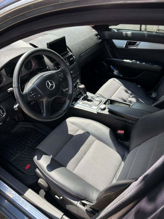 Vând Mercedes C200