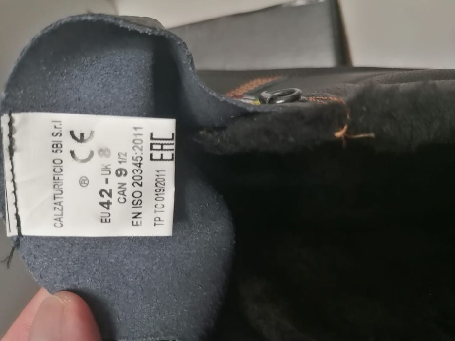 Продам ботинки 42р.