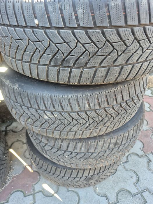 Vand doua seturi de jante una de aliaj si una jante tabla 205.60.16 anvelope bune