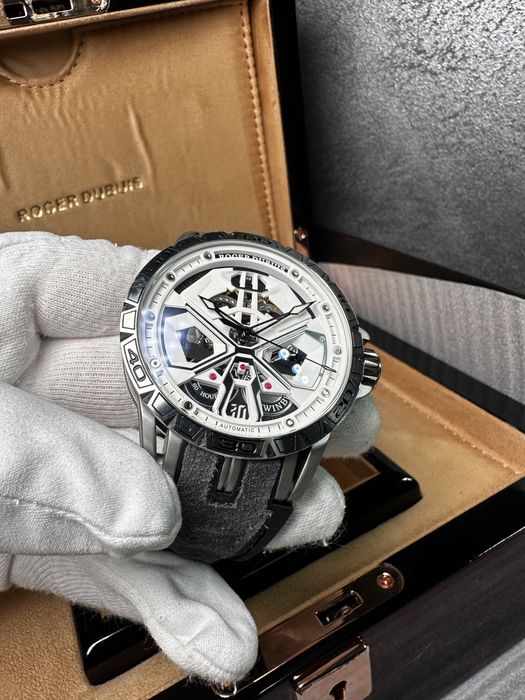 Часовник Roger Dubuis