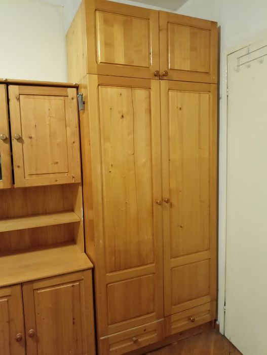 Легла и секция от масивно дърво. Продават се и на отделни модули.