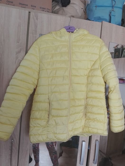 Заглавие: Слънчево жълто пролетно яке с качулка – като ново! Описание: Продавам леко и много удобно дамско яке в актуален лимоненожълт цвят. Идеално з