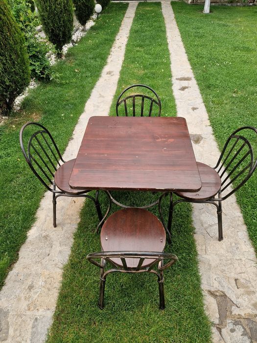 Masa cu patru scaune din fier forjat 600 lei