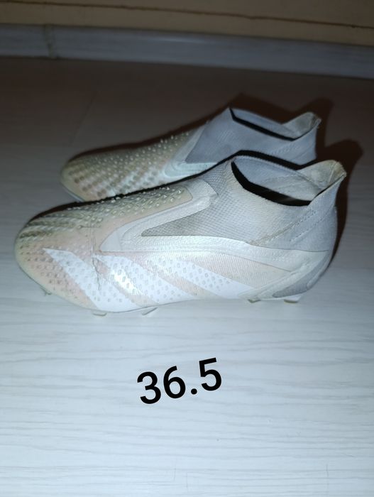 Детски футболни бутонки