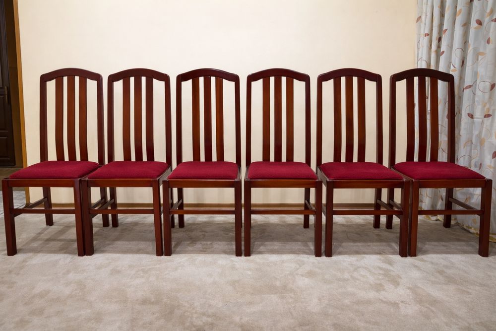 Продам деревянные стулья. В наличии 6 шт.