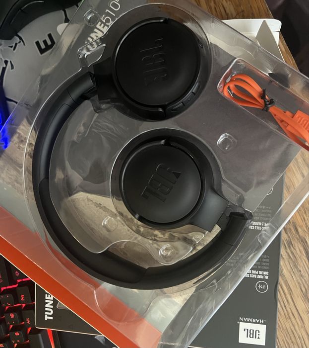 Продам наушники JBL